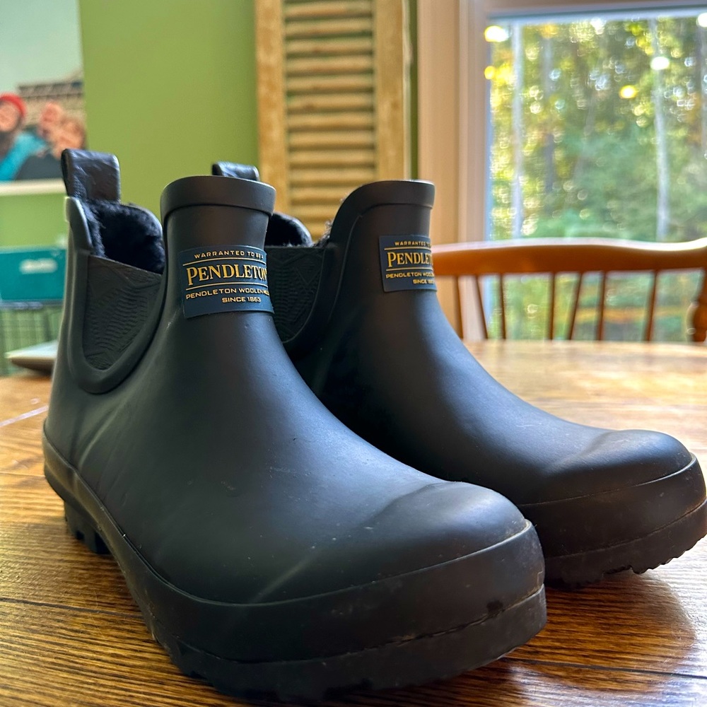 Pendleton women’s black rain boots